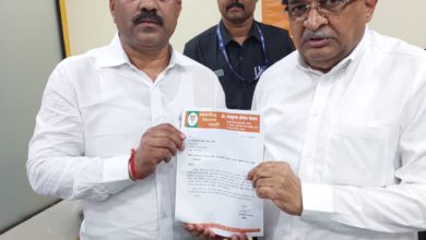 कृषिमंत्री राधाकृष्ण विखे पाटील यांना केवायसी प्रश्न संदर्भात रामकृष्ण वेताळ यांनी निवेदन दिले.
